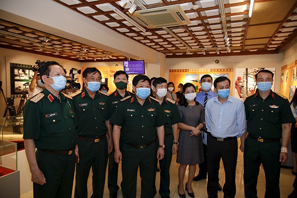 Các đại biểu tham quan Triển lãm. Ảnh: Kiều Dung