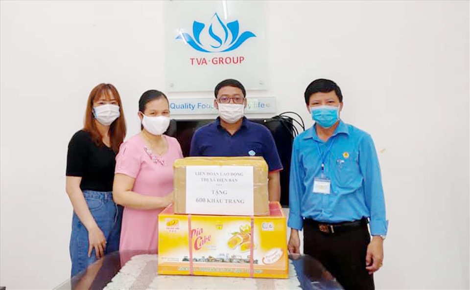 Trao quà và khẩu trang hỗ trợ cho các doanh nghiệp chung tay phòng chống dịch Covid-19.