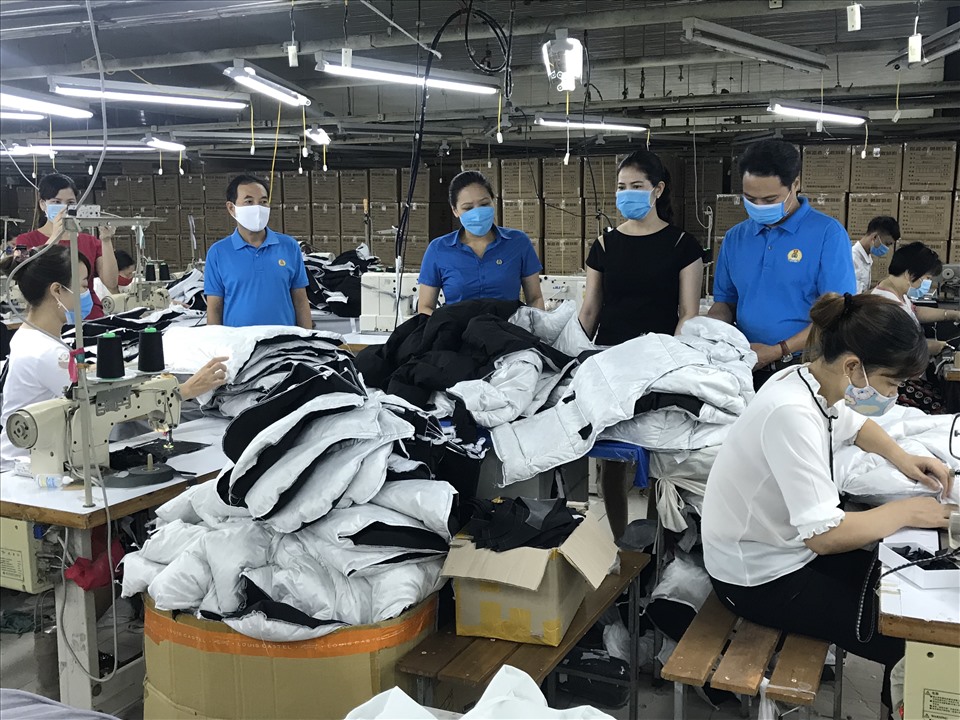 Các đại biểu đi thăm môi trường sản xuất của công ty TNHH SungJin Apparel