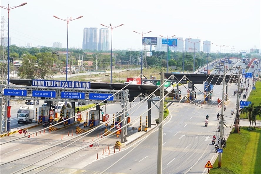 Trạm thu phí trên xa lộ Hà Nội. Ảnh: Minh Quân