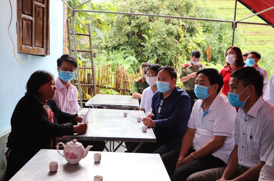 Lãnh đạo tỉnh thăm hỏi, động viên gia đình có người bị thiệt hại do mưa lũ. Ảnh: Kim Anh