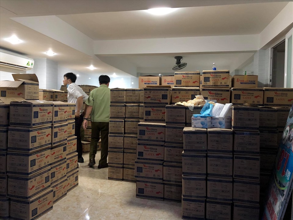 Khẩu trang, găng tay bị tạm giữ. Ành: Cơ quan chức năng cung cấp