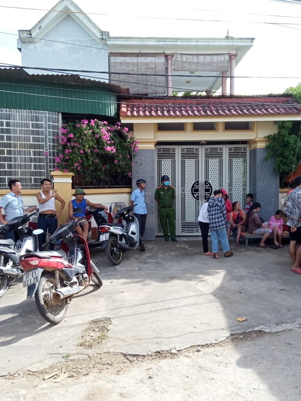 Lực lượng chức năng bảo đảm trật tự tại hiện trường. Ảnh: Trọng Đức