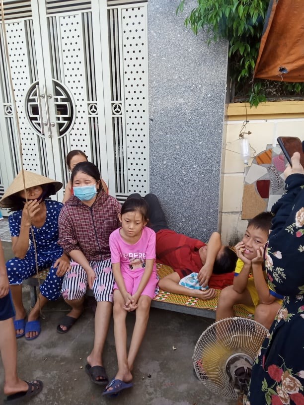 Có người còn đem chõng tre nằm trước nhà ông Đức. Ảnh: Trọng Đức