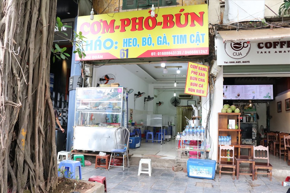 Nhiều quán cà phê, quán cà phê chuẩn bị giãn cách phòng dịch COVID-19. Ảnh: Lan Nhi.