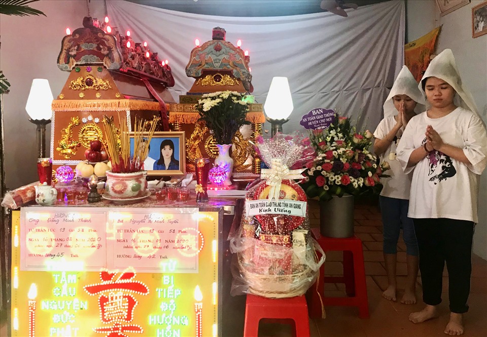 Vụ tai nạn giao thông ngày 16.8.2020 đã lấy đi mạng sống của vợ chồng ông Đặng Minh Thành, Nguyễn Thị Minh Tuyền ( xã Hội An, huyện Chợ Mới) để lại 2 con trẻ mồ côi và đối mặt với nhiều khó khăn trong tương lai. Ảnh: LT