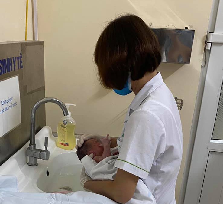 Cháu bé được chăm sóc sức khỏe tại trạm y tế. Ảnh: Công an cung cấp