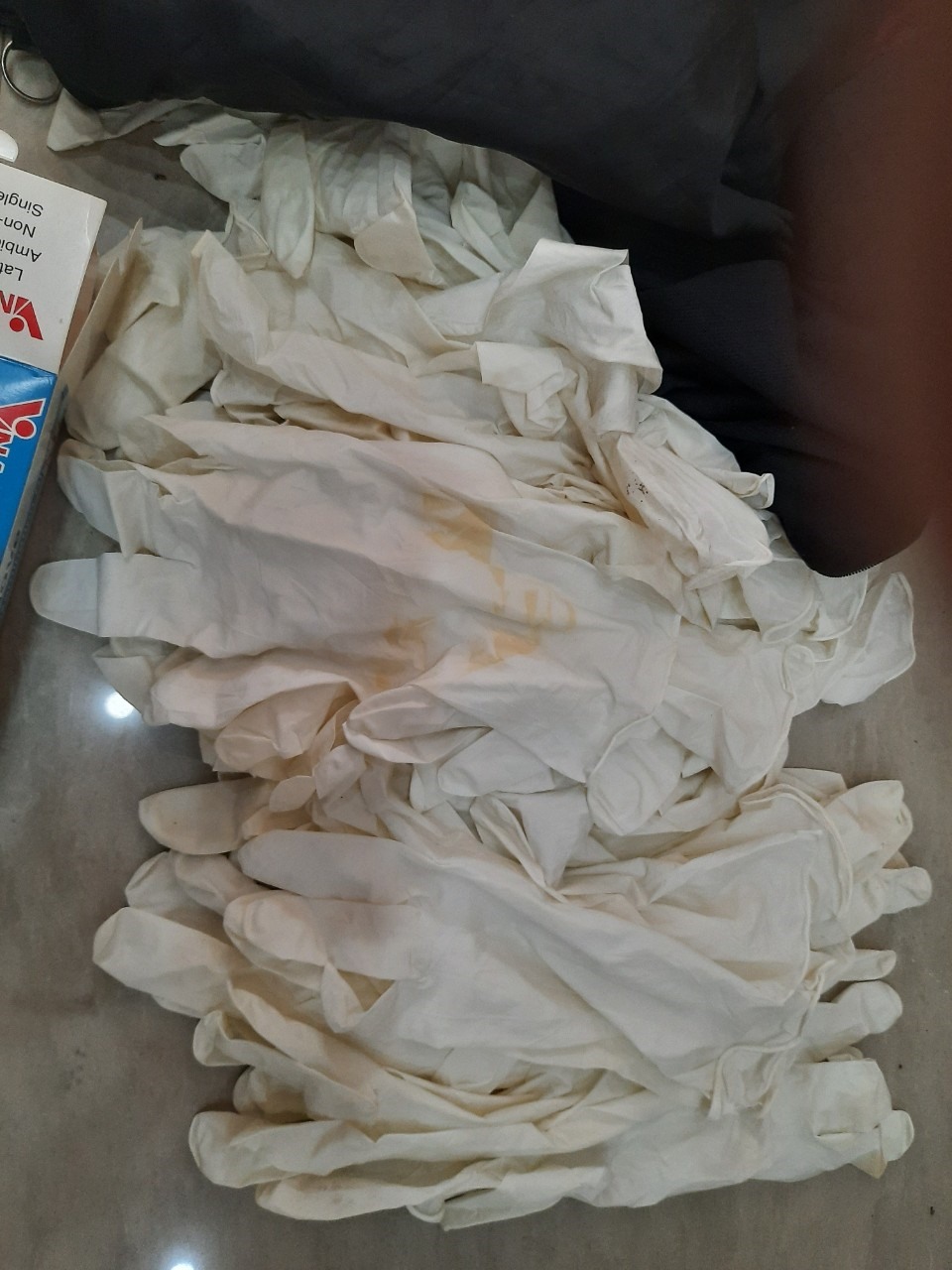 Đồng thời thu giữ nhiều găng tay y tế. Ảnh: DMS