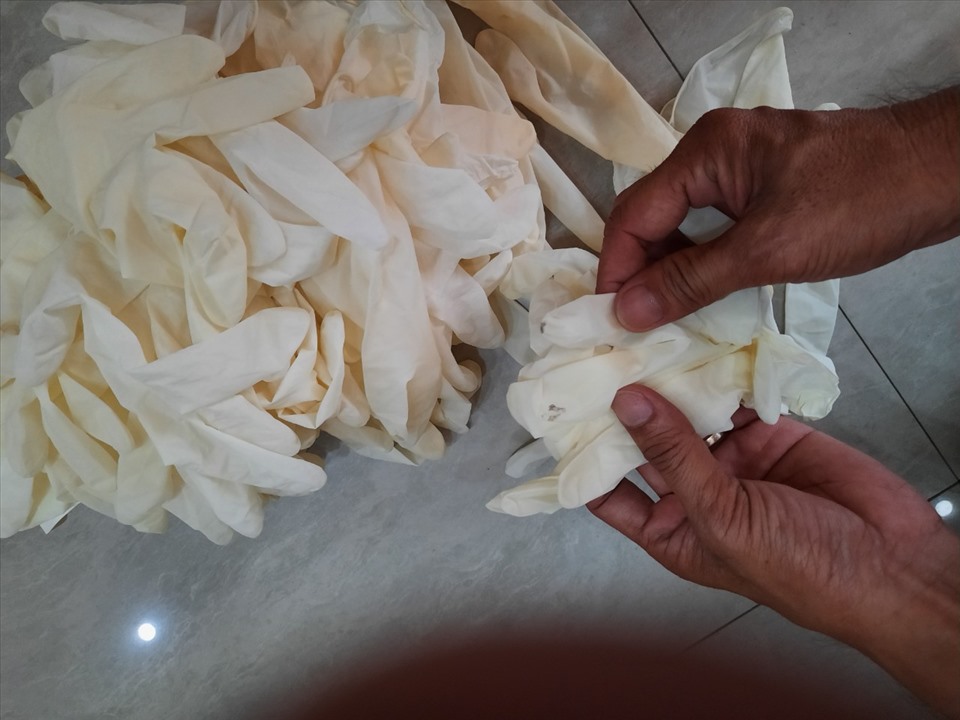 Đồng thời thu giữ nhiều găng tay y tế. Ảnh: DMS