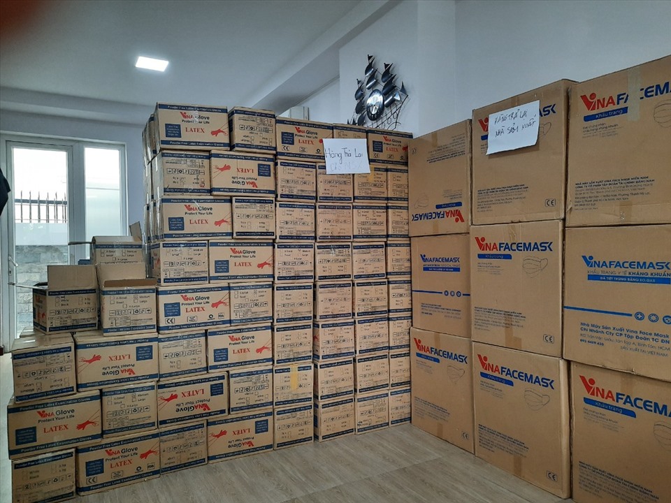 Lực lượng Quản lý thị trường tạm giữ số lượng rất lớn khẩu trang y tế không rõ nguồn gốc. Ảnh: DMS
