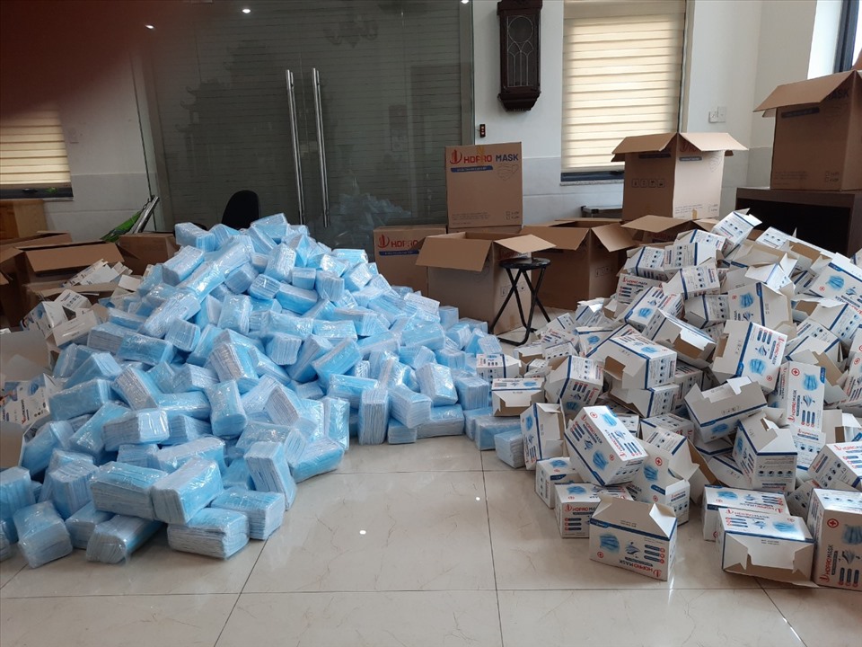 Lực lượng Quản lý thị trường tạm giữ số lượng rất lớn khẩu trang y tế không rõ nguồn gốc. Ảnh: DMS