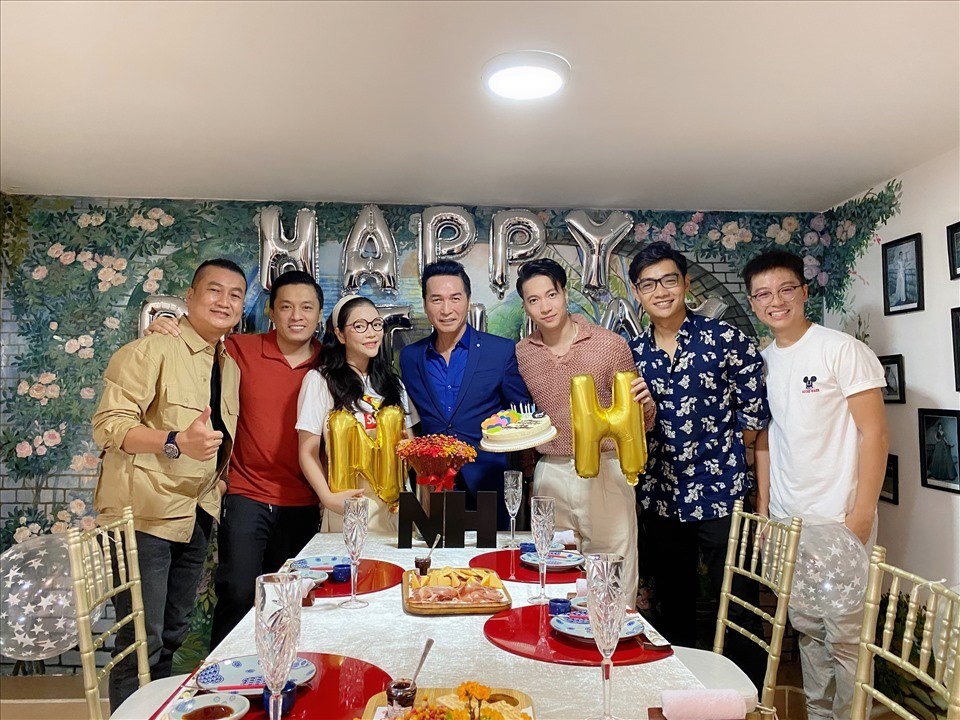 Nam ca sĩ Nguyễn Hưng xúc động khi được các chị em nghệ sĩ nhớ đến và chúc mừng tuổi mới. Ảnh: Nhân vật cung cấp. Nam ca sĩ Nguyễn Hưng xúc động khi được các chị em nghệ sĩ nhớ đến và chúc mừng tuổi mới. Ảnh: Nhân vật cung cấp.