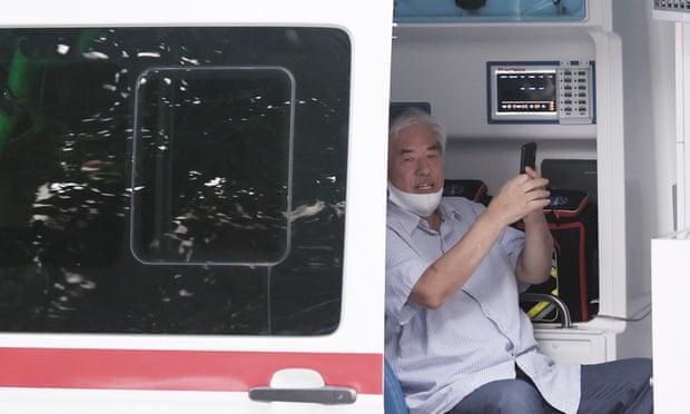 Jun Kwang-hun, người đứng đầu nhà thờ Sarang Jeil ở Seoul, rời khỏi nhà trên xe cấp cứu hôm 17.8. Ảnh: AP.