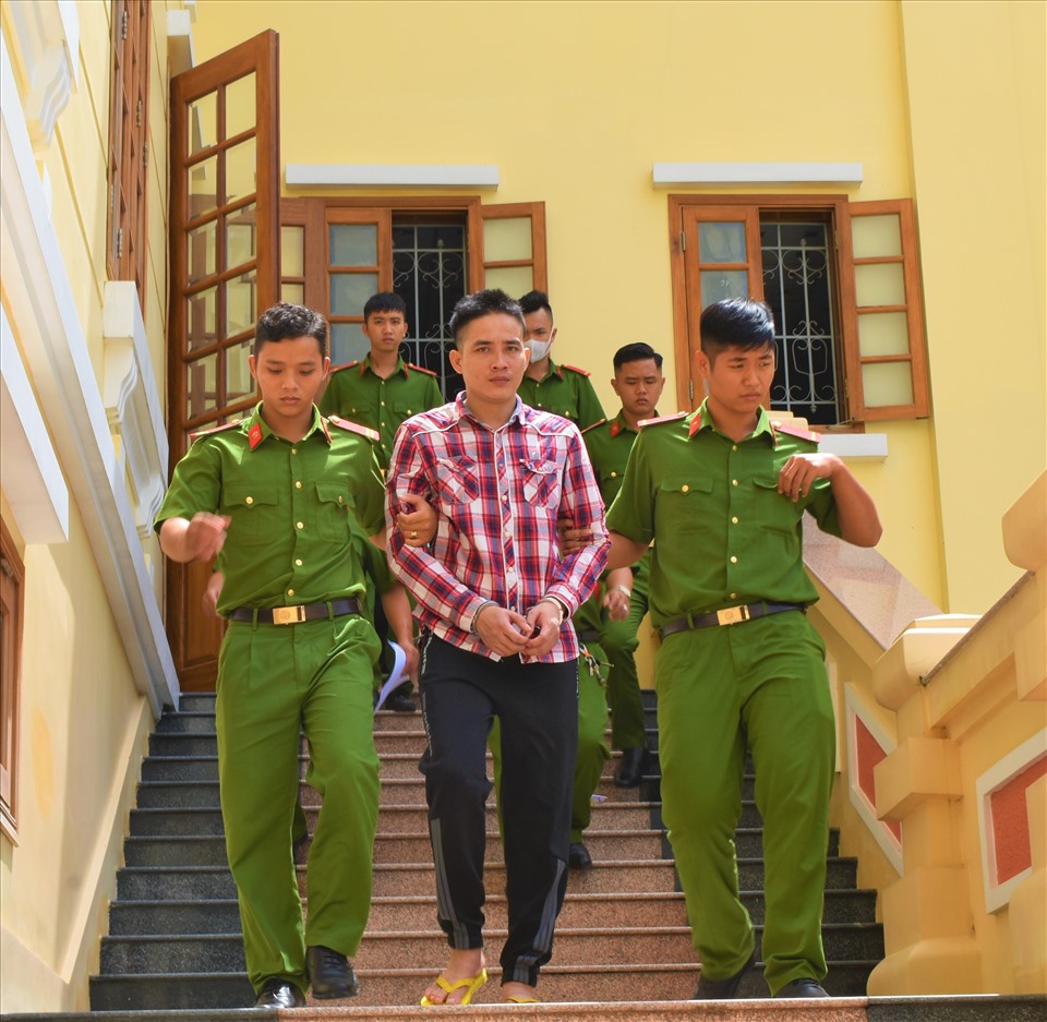 Bị cáo được dẫn giải ra xe phạm sau khi tòa tuyên án. Ảnh: Thành Nhân