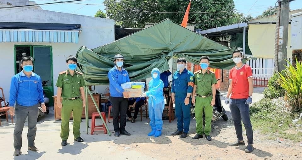 Nhiều trang thiết bị cần thiết đã được trao đến tuyến đầu chống dịch. Ảnh: NV CC