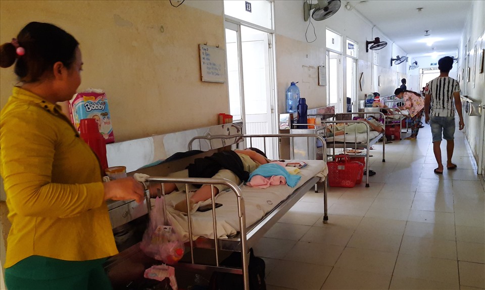 Bệnh viện đa khoa tỉnh Bình Dương quá tải, người sản phụ phải nằm giường ở hành lang lối đi. Ảnh: Đình Trọng