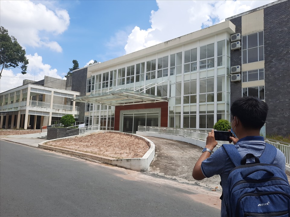 Bệnh viện phụ sản xây xong nhưng chưa thể bàn giao. Ảnh: Đình Trọng