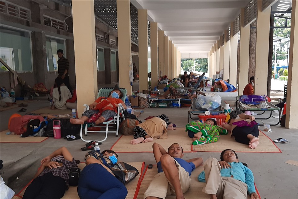 Bệnh viện trở nên quá tải, trong khi các bệnh viện chuyên khoa xây xong bỏ không. Ảnh: Đình Trọng