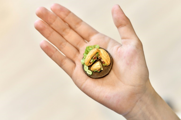 Mô hình bánh mì siêu nhỏ được tạo ra bởi bàn tay của nữ nghệ nhân trẻ Việt Nam. Ảnh: AFP