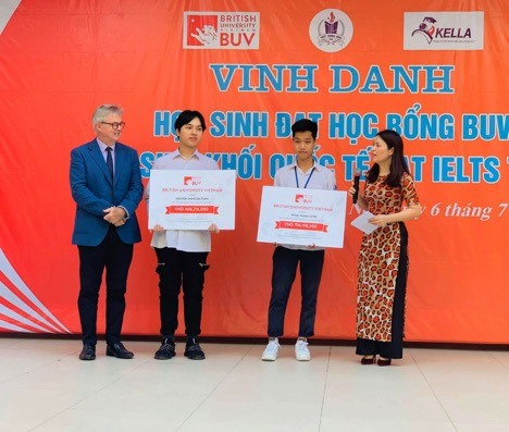 BUV đã trao tặng học bổng cho học sinh các trường THPT trên toàn quốc. Ảnh: BUV.