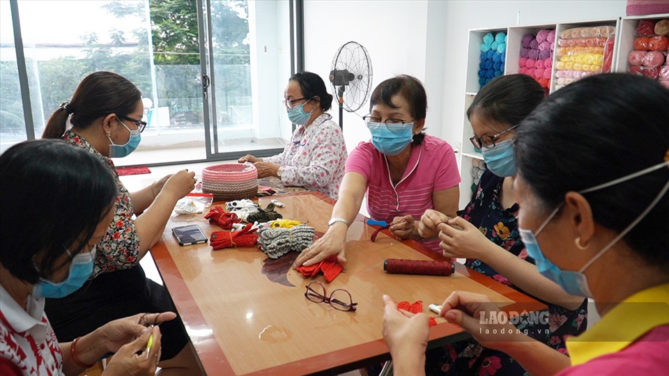 Nhóm móc “tai giả” thuộc phường Tây Thạnh tập trung vào 18 giờ hàng ngày. Ảnh: Ngọc Lê