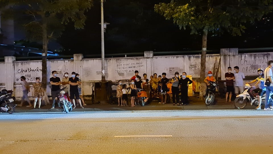 Người dân địa phương theo dõi vụ việc. Ảnh: Tuệ Minh