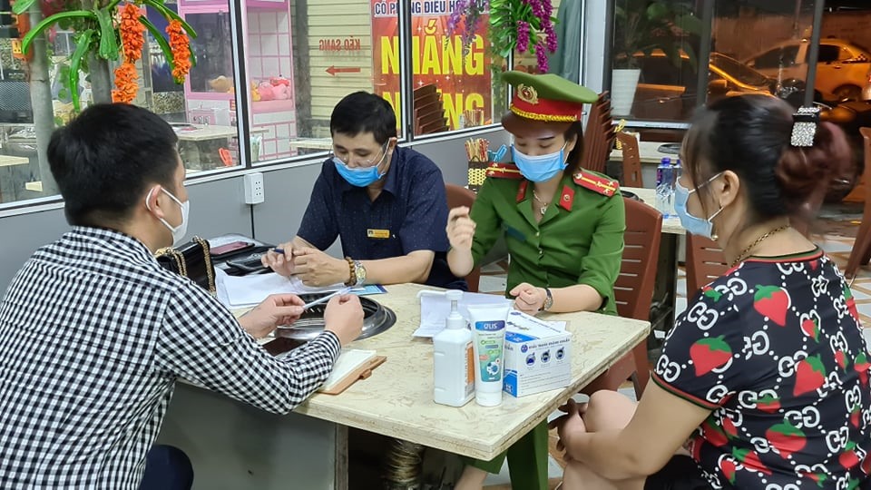 Cơ quan chức năng làm việc với nữ chủ quán.