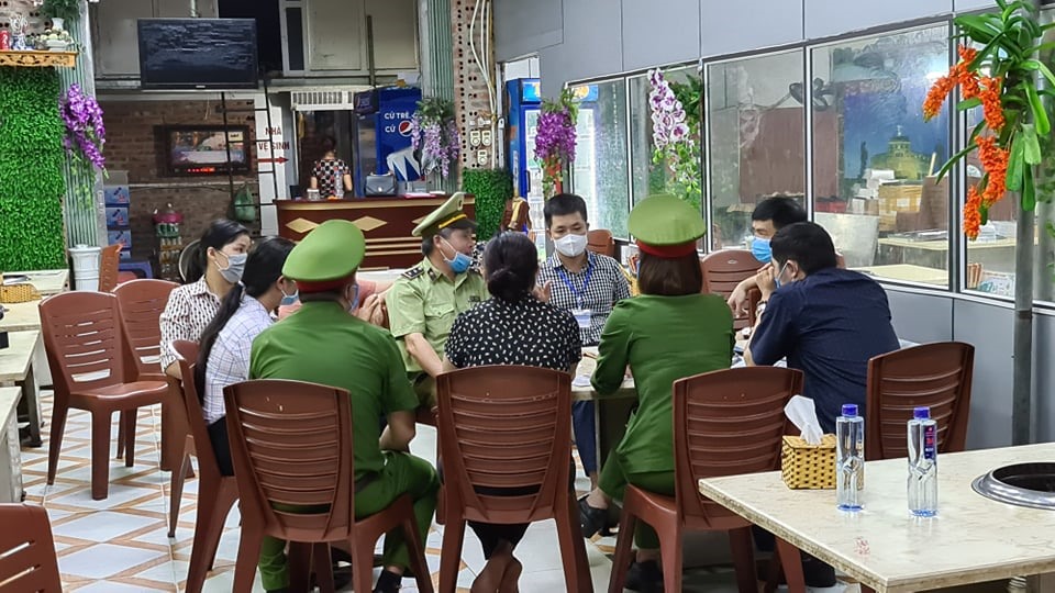 Đoàn kiểm tra làm việc với đại diện quán Nhắng nướng Hiền Thiện. Ảnh: T. Minh