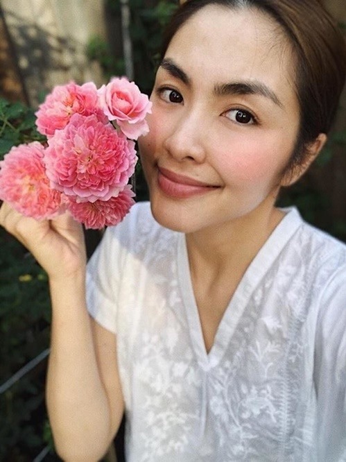 Tăng Thanh Hà trồng rau, trái cây, hoa ở sân vườn biệt thự. Ảnh: Cắt từ clip, NSCC