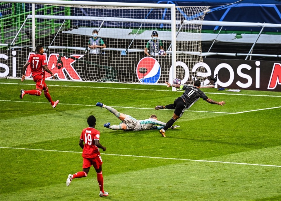 Depay và Ekambi sẽ nuối tiếc rất lâu nữa. Ảnh: Bleacher.