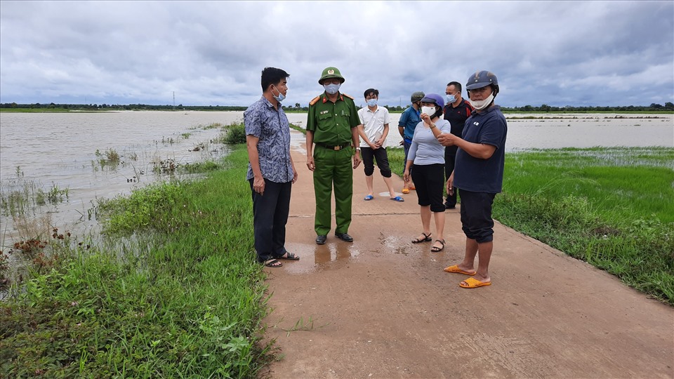 Mưa lớn những ngày qua đã khiến cho nhiều tuyến giao thông trọng điểm ở huyện Ea Súp bị chia cắt. Ảnh