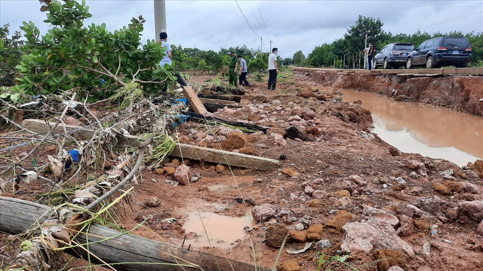 Mưa lớn những ngày qua đã khiến cho nhiều tuyến giao thông trọng điểm ở huyện Ea Súp bị chia cắt. Ảnh