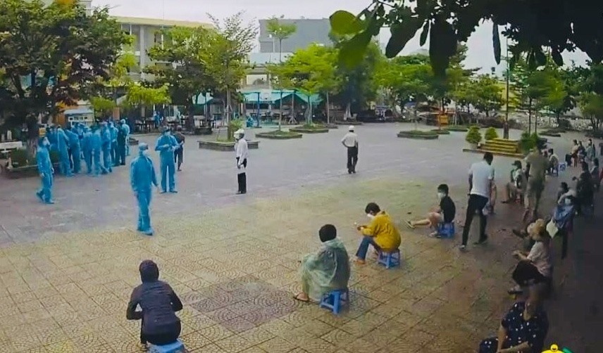 Ngành y tế tổ chức lấy mẫu xét nghiệm người dân tại một khu vực sân trường học.
