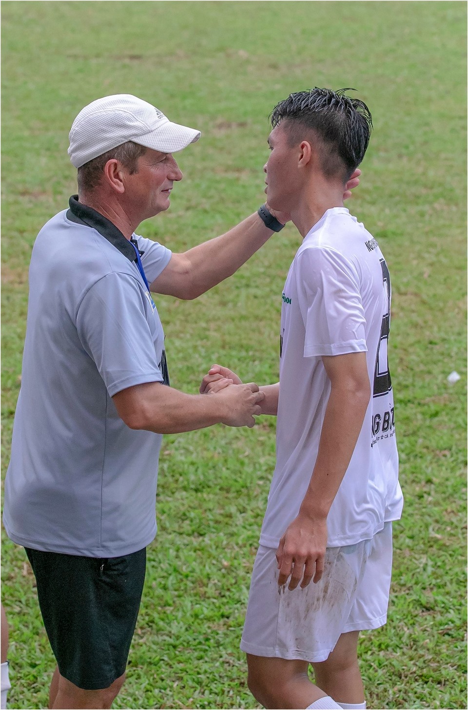 HLV Franck Durix (Pháp) từng là đồng đội với danh thủ Zidane cũng như là học trò của cựu HLV Arsenal Arsene Wenger. Ảnh: Fanpage học viện.