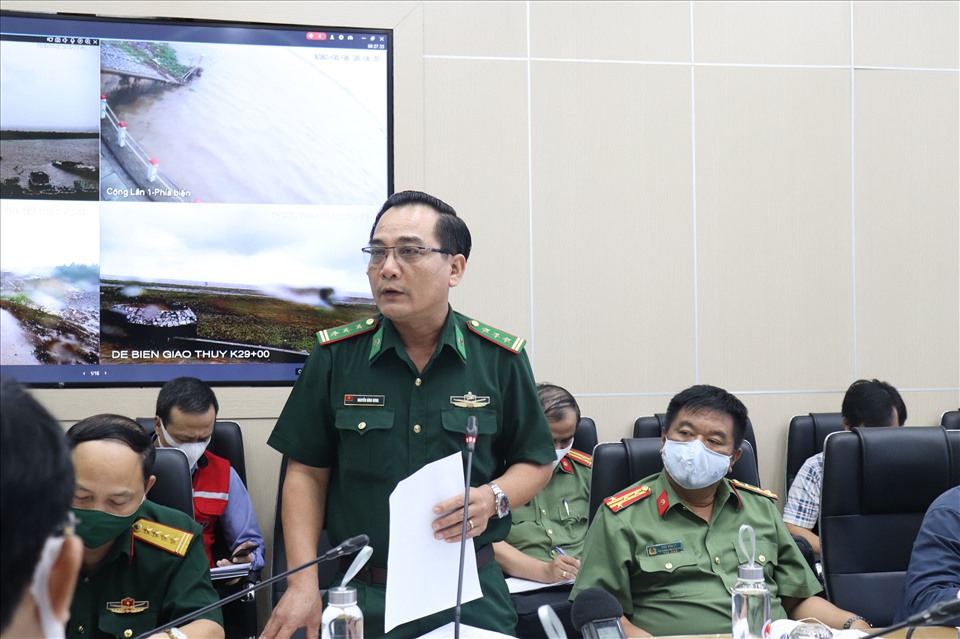 Ông Nguyễn Đình Hưng - Đại diện Bộ Tư lệnh Bộ đội biên phòng phát thông tin công tác ứng phó với bão số 2. Ảnh: Ngọc Hà