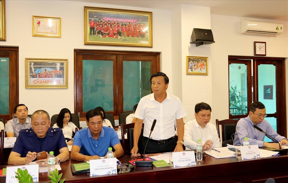 Ông Lê Văn Thành (đứng) và ông Phạm Thanh Hùng (bìa trái). Ảnh: VFF