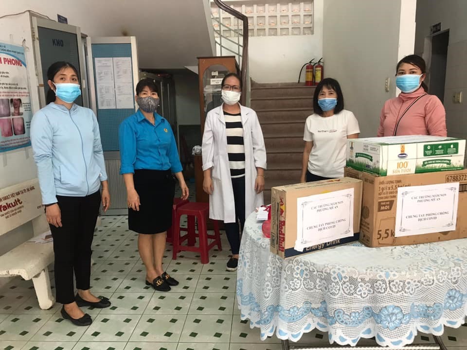 Công đoàn - Nhà trường các trường mầm non trên địa bàn phường Mỹ An thăm và tặng quà Trạm y tế phường Mỹ An. Ảnh: Ngũ Hành Sơn