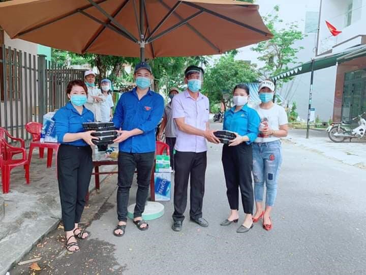 Công đoàn quận Ngũ Hành Sơn tặng cơm cho lực lượng chống dịch. Ảnh: Ngũ Hành Sơn.