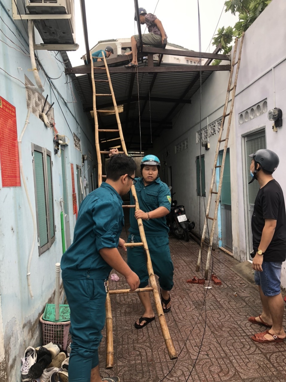 Lực lượng chức năng hỗ trợ người dân khắc phục sự cố sau cơn mưa sáng ngày 2.8. Ảnh: CTV