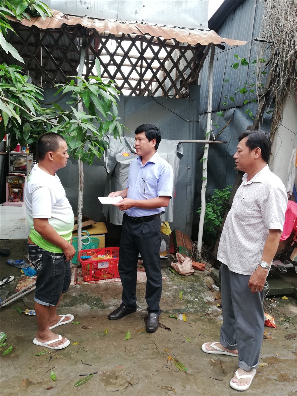 Chính quyến hỗ trợ người dân. Ảnh: CTV