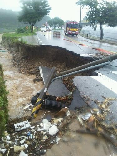 Một con đường ở Chungju, tỉnh Bắc Chungcheong, bị phá hủy bởi những cơn mưa lớn ngày 2.8. Ảnh: Yonhap