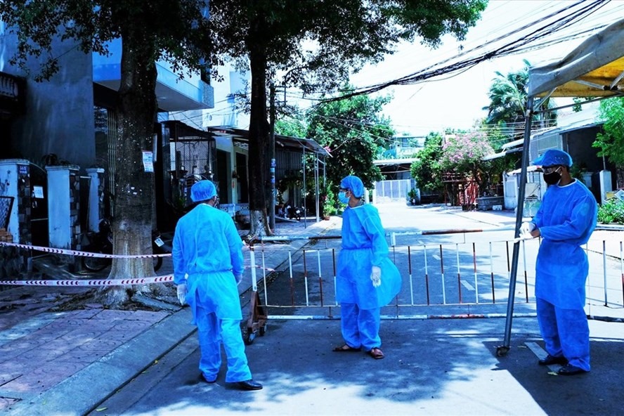 TP.Quảng Ngãi quyết định phong tỏa 2 khu dân cư liên quan đến bệnh nhân 590. Ảnh: Văn Phong