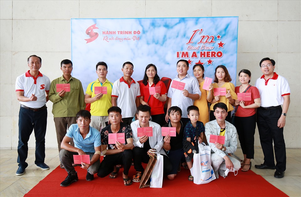 Đại gia đình bác Lê Trung Truyền chụp ảnh kỉ niệm tại Chương trình “Giọt hồng tri ân“.