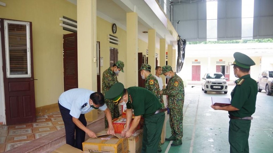 Nhiều thùng hàng bị các đối tượng bỏ lại. Ảnh: Tiên Đức