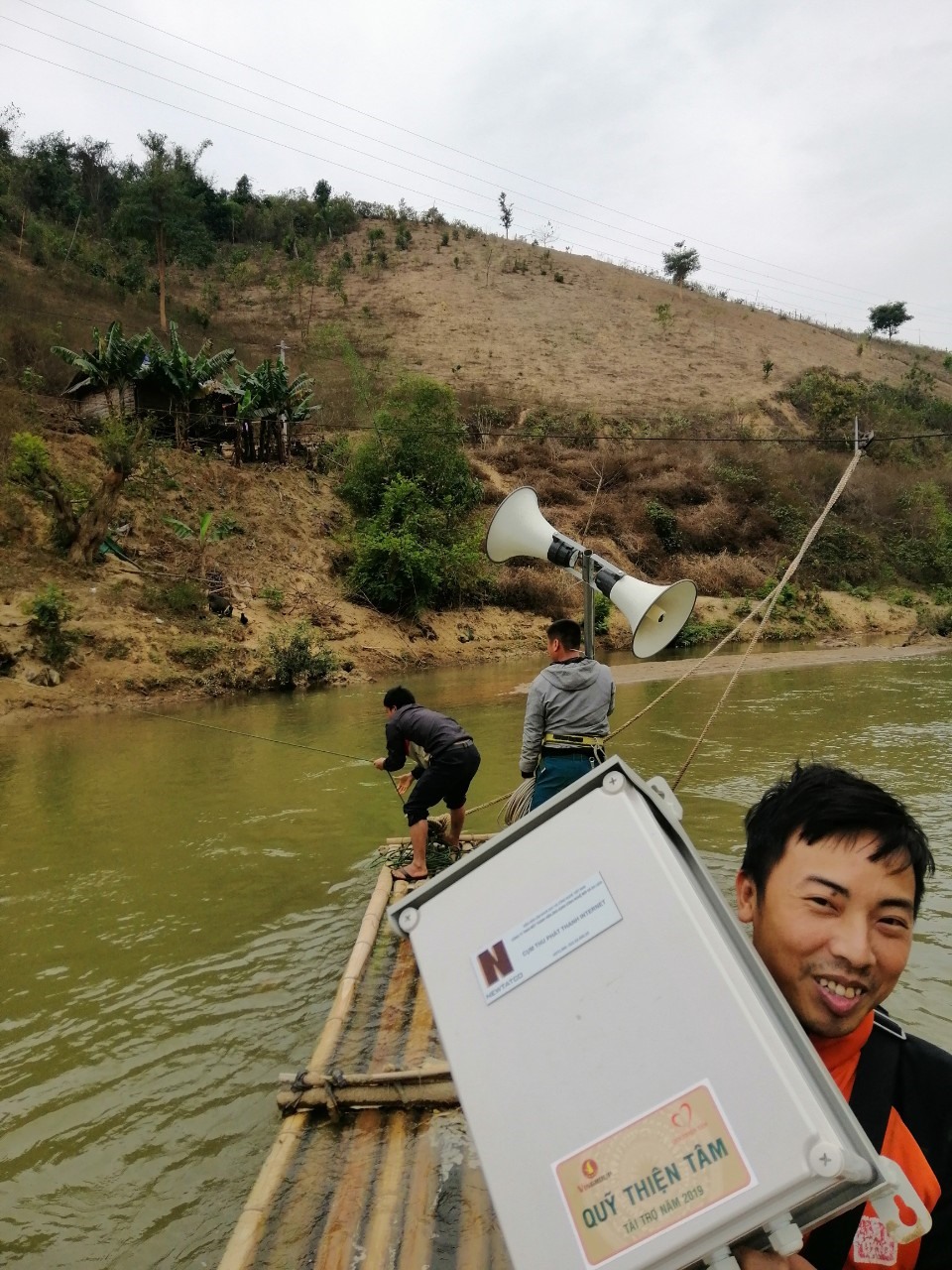 Đội ngũ kỹ thuật băng đèo, lội suối “cõng loa” loa đến với đồng bào vùng cao.