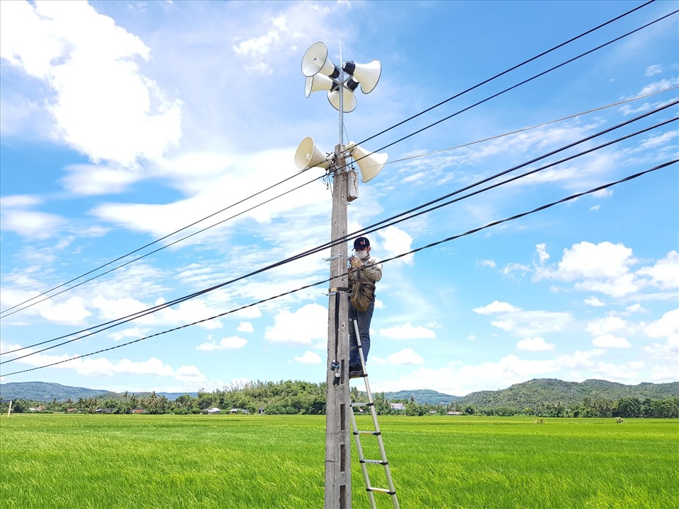 Những chiếc loa vươn mình trong nắng gió, trở thành người bạn đồng hành thân thiết với người dân vùng khó khăn.