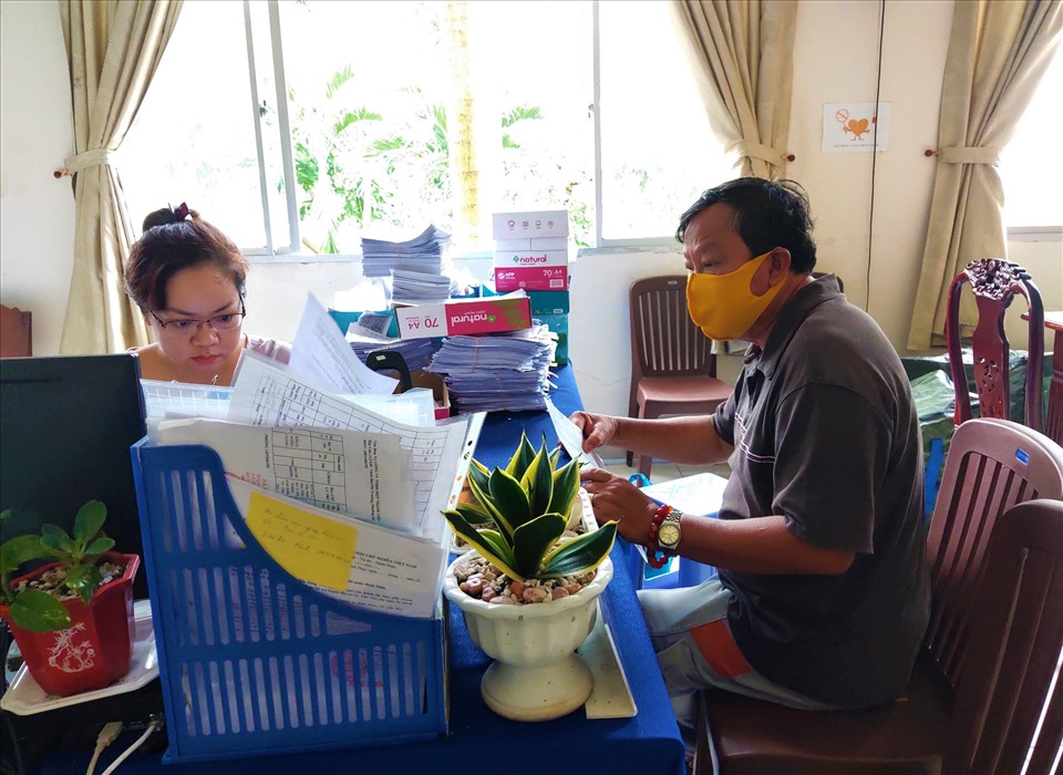 Ông Nguyễn Văn Ẩn đến Phòng Lao động - Thương binh và Xã hội quận Bình Thủy (TP.Cần Thơ) nộp hồ sơ đề nghị nhận hỗ trợ từ gói 62.000 tỷ đồng của Chính Phủ. Ảnh: Thành Nhân