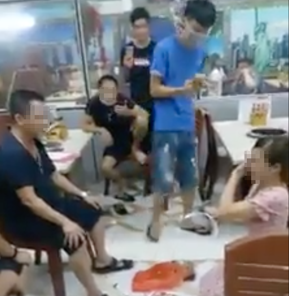 Nhiều người chứng kiến sự việc tại quán nướng. Ảnh cắt từ clip