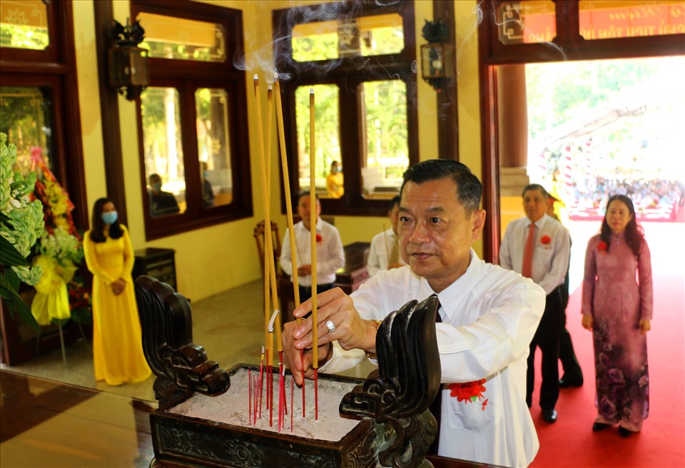 Ông Võ Anh Kiệt - Phó Bí thư Thường trực Tỉnh ủy, Chủ tịch Hội đồng nhân dân rỉnh An Giang dâng hương. Ảnh: LT
