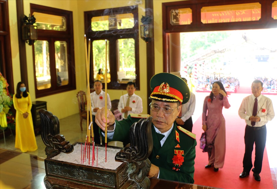 Thiếu tướng Nguyễn Mai Bộ - Ủy viên Thường trực Ủy ban Quốc phòng và An ninh Quốc Hội, Đại biểu Quốc hội tỉnh An Giang- dâng hương tưởng nhớ Chủ tịch Tôn Đức Thắng. Ảnh: LT